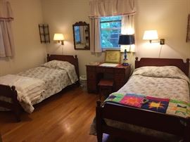 Charming vintage twin bed suite.
