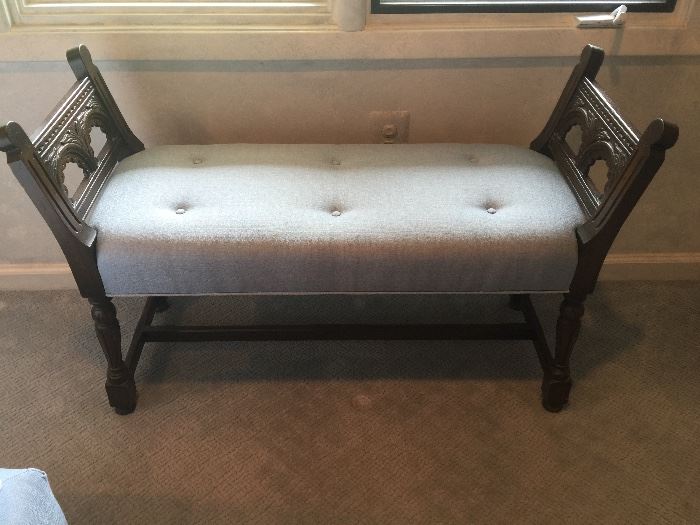 31. Upholstered Tufted Seat Bench (40'' x 15'' x 26'')