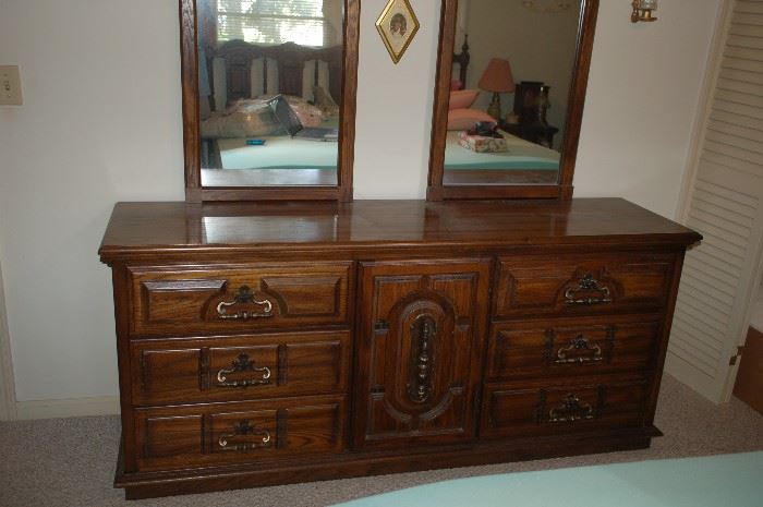 Chest of drawers with two mirrors