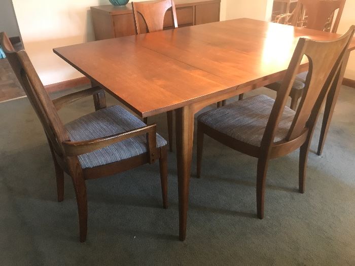 Lovely Broyhill Brasillia Table with 4 chairs, two of them have arms. Fabric seats.