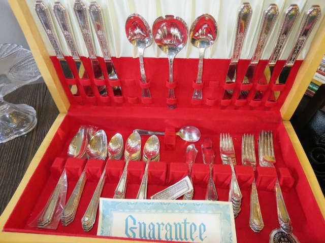 WM. Rogers Extra Plate Flatware Set w/Chest