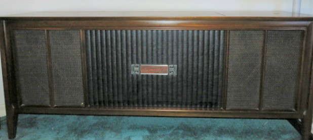 Vintage RCA Victor AM/FM Stereo Turntable Console Player