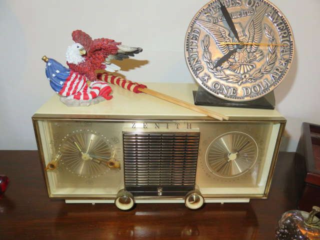Vintage Zenith AM/FM Clock Radio