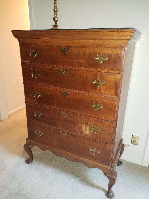 Antique Queen Anne Revival TIGER MAPLE Highboy Chest of Drawers that is dovetailed and hand planed.   Made in America, New England. Four cabriole legs. 5 drawers . The base on which the chest of drawers sits has a serpentine edge. Circa: 1820.