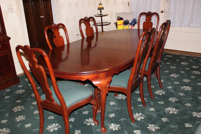 Ethan Allen Dining Set includes 8 chairs (6 armless and 2 captains chairs) as well as table pad 