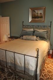 GORGEOUS QUEEN BED AND LINENS