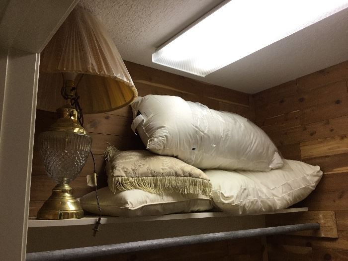 Pillows, linens, lamp