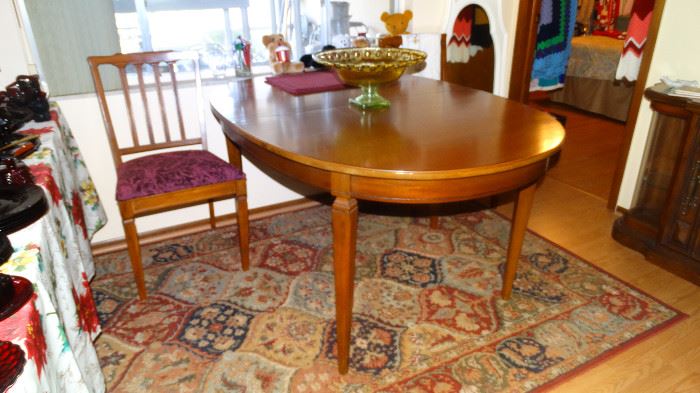 MAHOGANY DINING TABLE & FOUR CHAIRS . LARGE MACHINE AREA RUG.