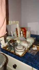 MISCELLANEOUS COLLECTION OF PORCELAIN BOXES