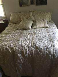 Queen Bed w/Hollywood Frame & All Bedding