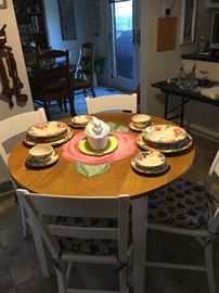 Round Kitchen Table w/4-Chairs & Seat Pads