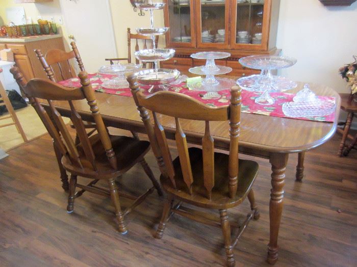 Dining table with one leaf and six chairs