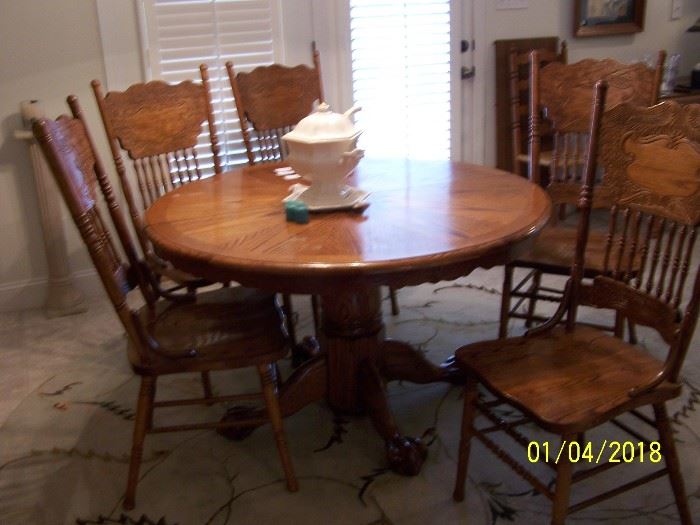Round Claw Foot Pedestal Table w/6 Chairs
