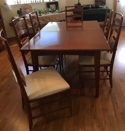 Beautiful Dining table had 8 chairs and two leaves