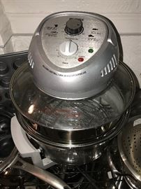 TON OF COOKWARE / POTS AND PANS