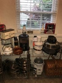 KITCHENWARE / BAKEWARE / SMALL APPLIANCES