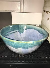 BEAUTIFUL HANDCRAFTED POTTERY BOWL