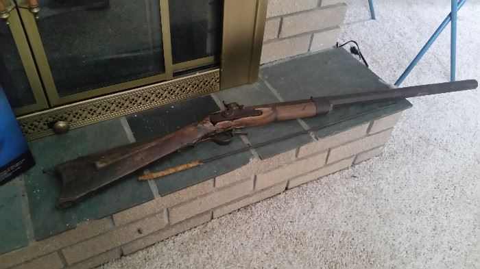 Old black powder possibly Civil war.. Gun is in two pieces