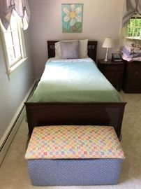 Federal style antique mahogany bed, twin