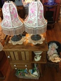 Pair end tables, several table lamps