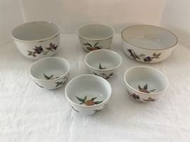 Royal Worcester Evesham Dishes    https://ctbids.com/#!/description/share/26831