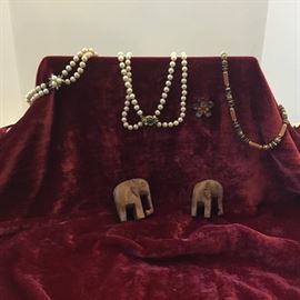 Pearl Necklaces & Pins        https://ctbids.com/#!/description/share/26803