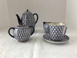 “Cobalt Net” Porcelain Dinnerware https://ctbids.com/#!/description/share/26808