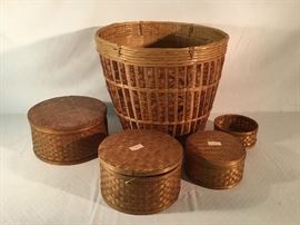 1 Large Basket and 4 Nesting Baskets   https://ctbids.com/#!/description/share/26845