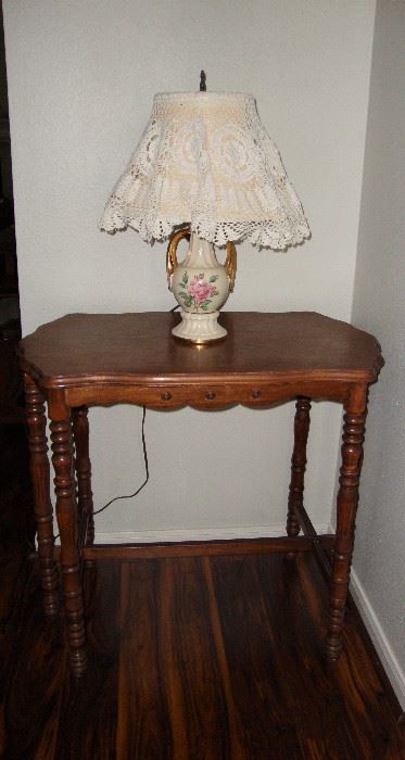 BEAUTIFUL ANTIQUE SIDE/ENTRY TABLE
