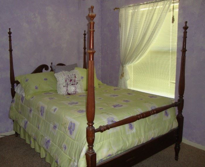 HERE'S A TIMELESS TREASURE - FOUR POSTER BED WITH BEDDING