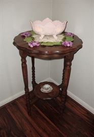 ANTIQUE SIDE/ENTRY TABLE