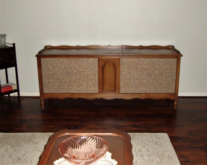 MID-CENTURY CONSOLE STEREO CABINET WITH TURNTABLE and AM/FM RADIO - WORKS GREAT !! (SEE NEXT PICTURE)