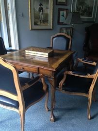Striking game table; 4 black arm chairs