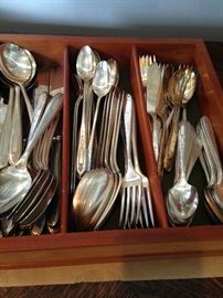 83 pieces of Grosvenor silver plate flatware (1920's)