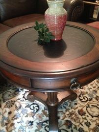 Round accent table