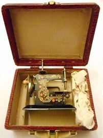 SMALL TOY SEWING MACHINE IN CASE