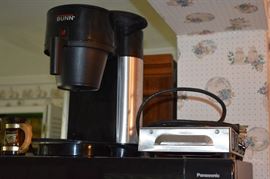 Bunn Coffee Maker (it does come with the pot). Also very clean 2 Burner Hot Plate
