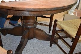 Antique Round Oak Dining Table ( a better look at the base)