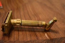 Awesome Very Collectible Vintage Razor with jointed "hand crank" on the bottom of the handle