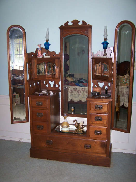 Beautiful old Vanity Dresser!