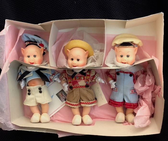 Madame Alexander "3 Little Pigs"-1000.  In great condition w/box and lid.