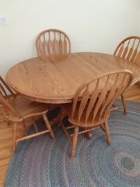 Oak kitchenette table with 4 chairs. remove leaf for round table.