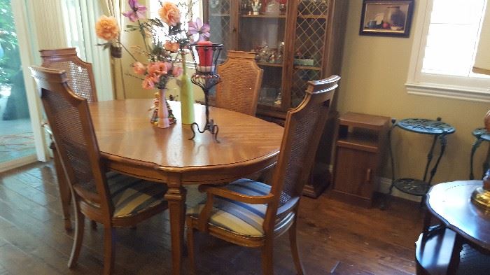 Lovely oak dining room table with 2 extra leaf inserts