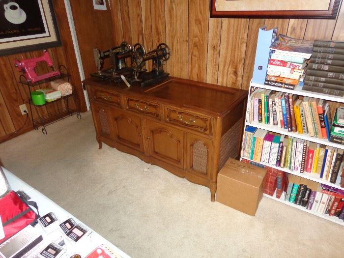 Console Stereo, 4 Sewing Machines, Books