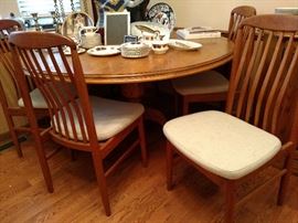 Oak round pedestal table with Benny Linden Design set of six side chairs