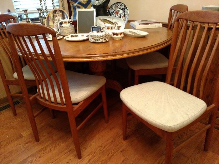 Oak round pedestal table with Benny Linden Design set of six side chairs