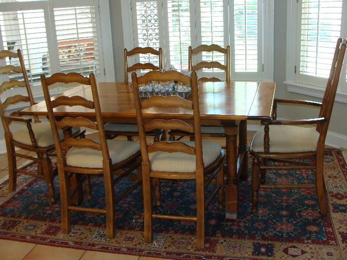 Breakfast room rectangular table, pine with leaves and 6 chairs (2 with arms)