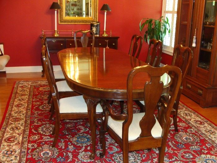 Drexel Queen Anne mahogany table with 2 leaves (20 in ea.) total length 104 in. 