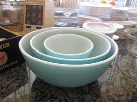 3-Piece Pyrex Mixing Bowl Set, gorgeous color!