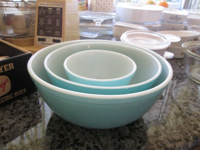 3-Piece Pyrex Mixing Bowl Set, gorgeous color!